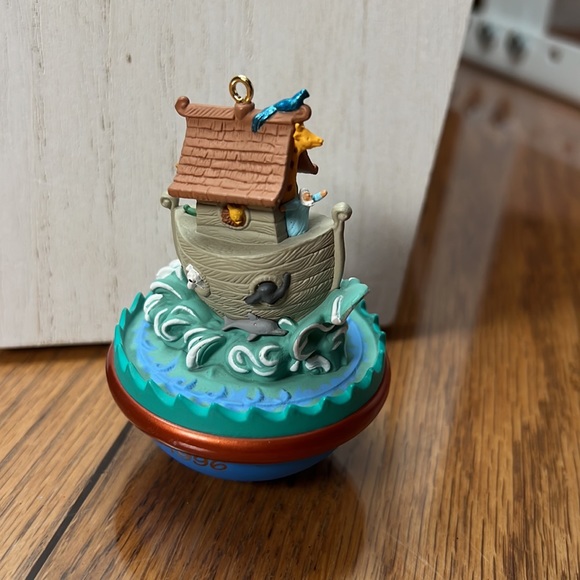 Hallmark Noah’s ark ornament. Signed - Picture 3 of 6